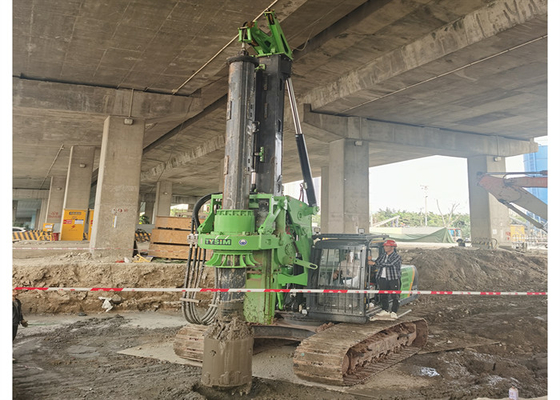 χαμηλό ελεύθερο ύψος 1800mm 28M που συσσωρεύει τρυπημένη μηχανή διατρήσεων σωρών εγκαταστάσεων γεώτρησης τη 30rmp